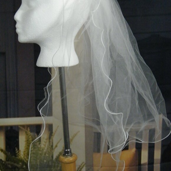 Diadème pour première communion avec voile et petite fleurs pour fillette. - Picture 4 of 7